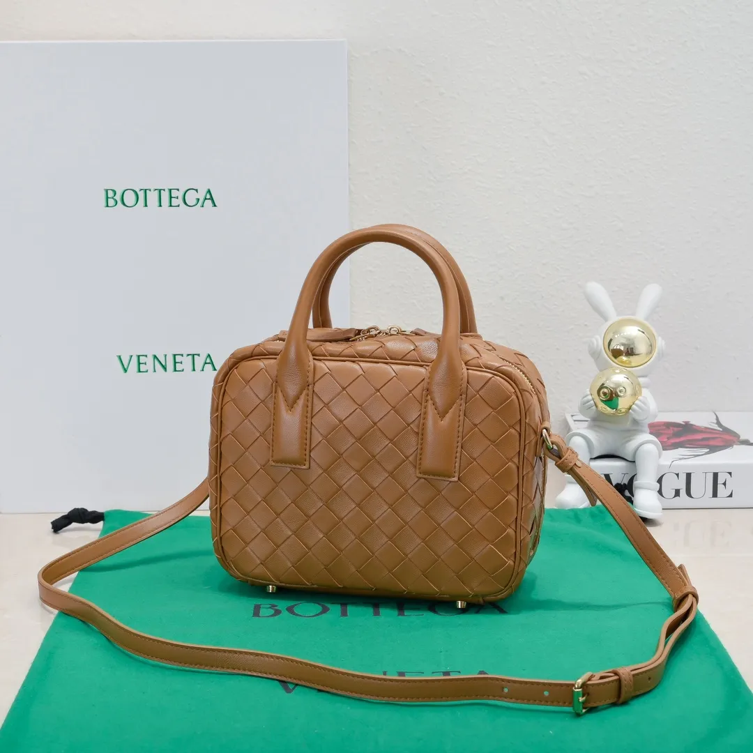 Batch 1560 BV2024 Spring Get Away small square box, retro and fashionable small size, multiple carrying methods, retro and fashionable, lightweight bag, practical space, same style for men and women! ! ! A fashionable must-have item, brass knotted rope pendant, chic and elegant, low-key luxury and tasteful, versatile item. Style number: 6763 Size: 23.5*17.9*9cm